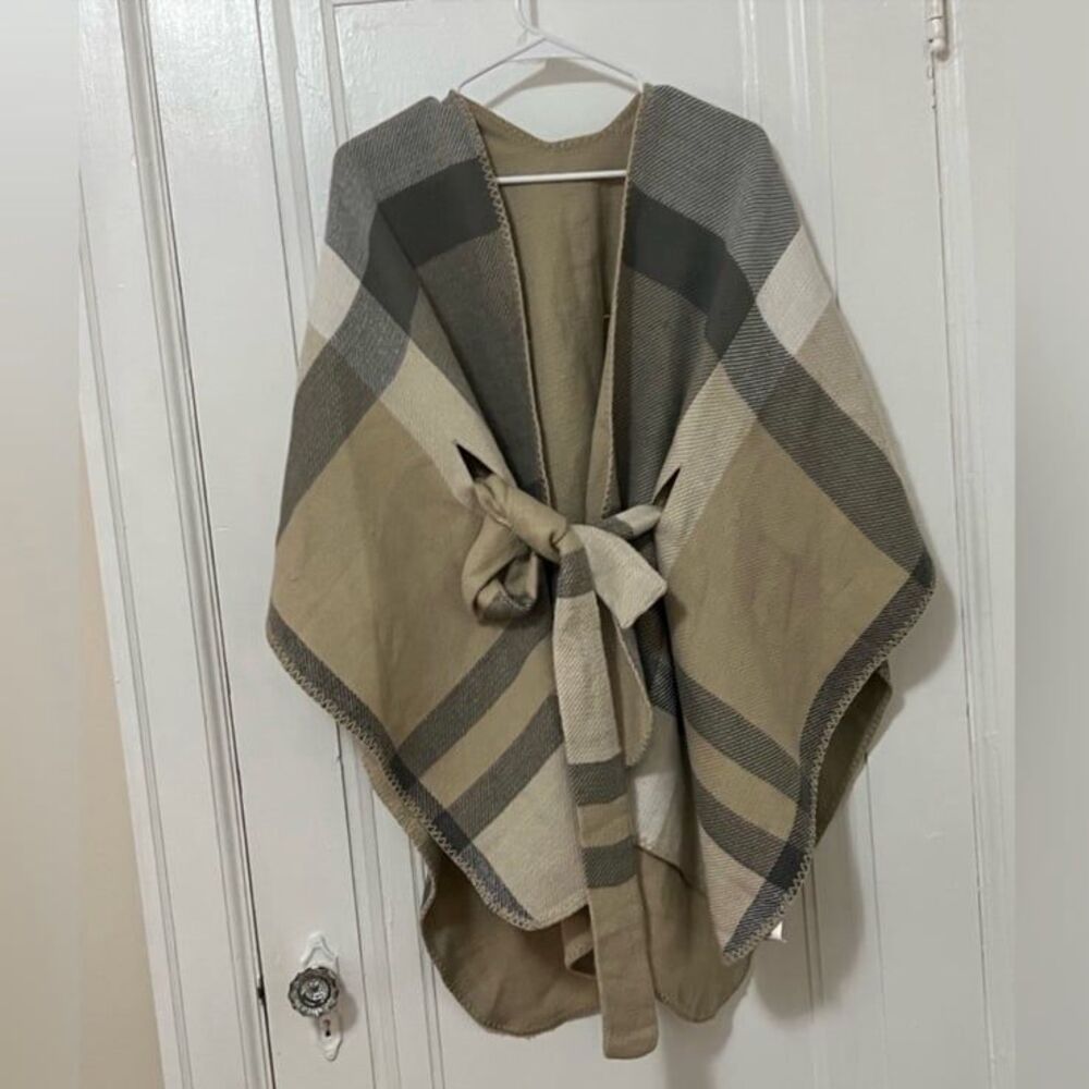 Cardigan wrap beige with grey and white warm open side with belt